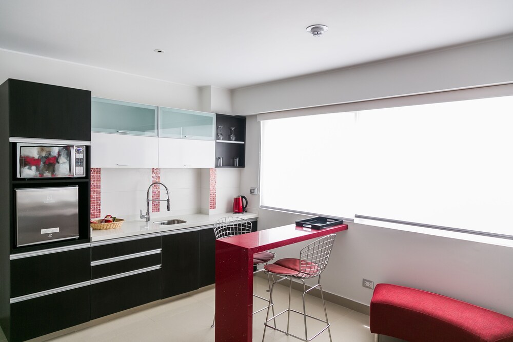 Cocina básica en la habitación: Suite junior, 1 cama de matrimonio grande, frigorífico y microondas, en una planta alta
