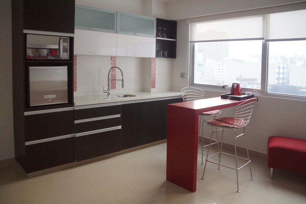 Cocina en la habitación: Suite junior, 1 cama de matrimonio grande, frigorífico y microondas, en una planta alta