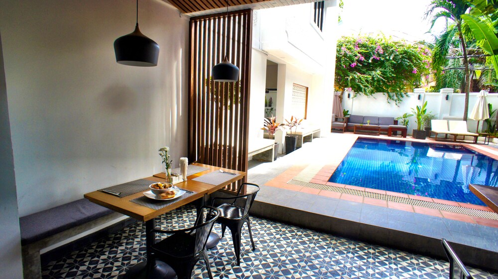 Poolside Bar