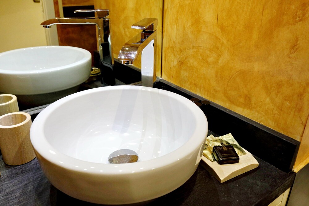 Studio - Bathroom Sink