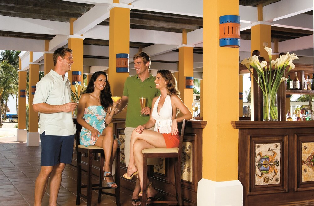 Bar junto a la piscina