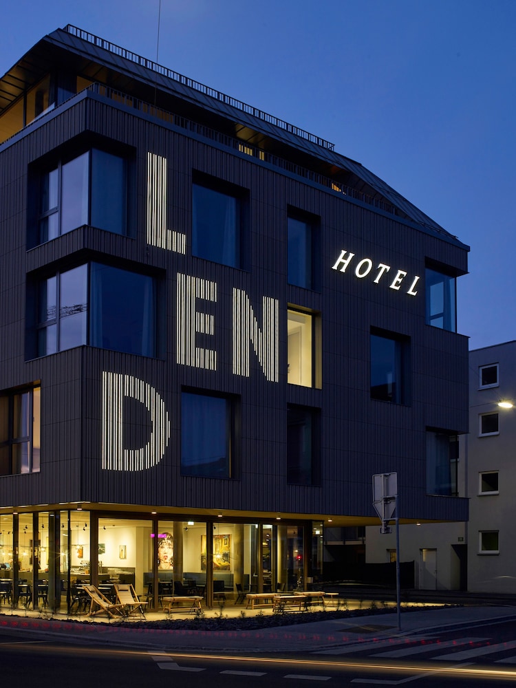 Hotelfassade am Abend/bei Nacht