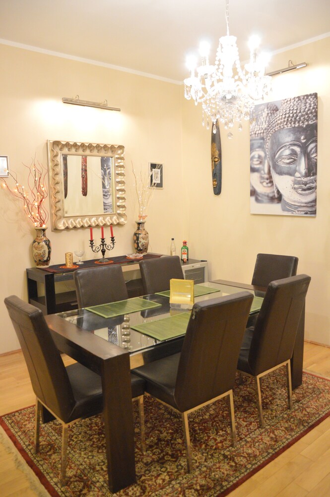 Essbereich im Zimmer (Design-Apartment, 2 Schlafzimmer (1065 Budapest,Bajcsy-Zsilinszky köz 1))