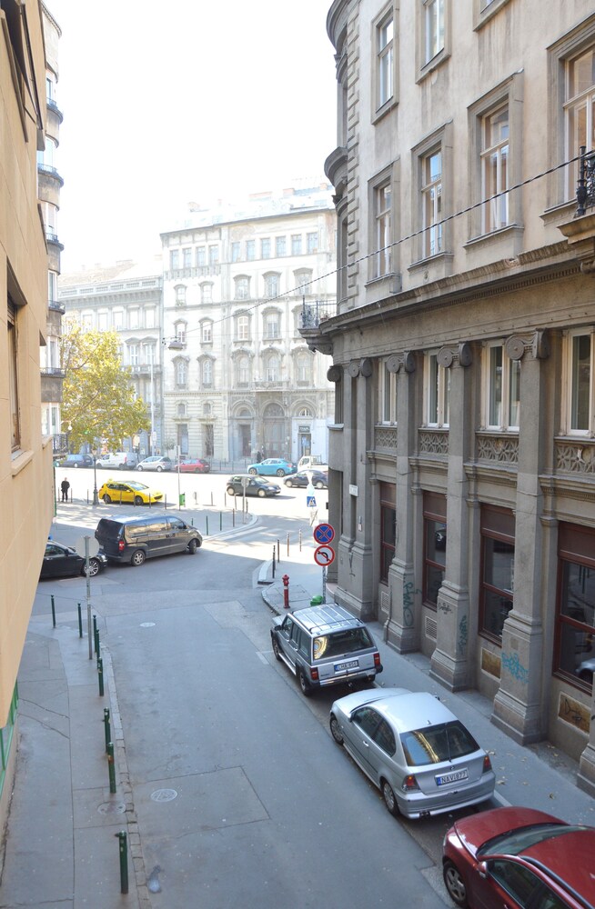 Ausblick vom Zimmer (Design-Apartment, 2 Schlafzimmer (1065 Budapest,Bajcsy-Zsilinszky köz 1))