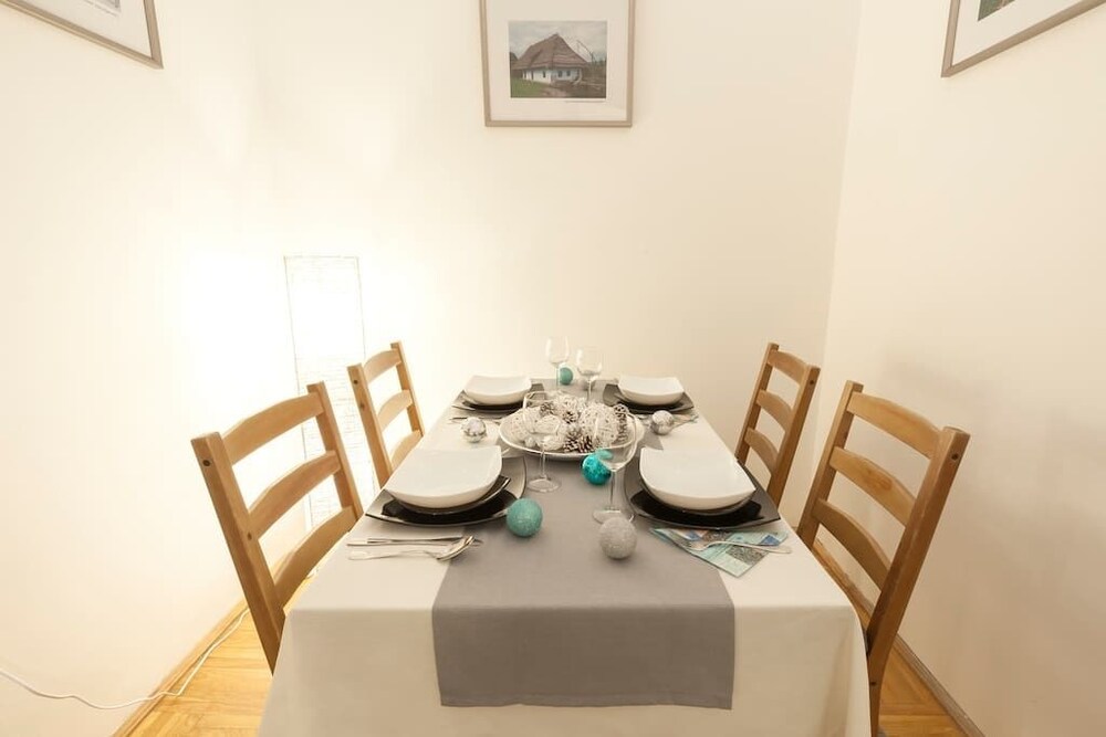 Essbereich im Zimmer (Design-Apartment, 1 Schlafzimmer (1066 Budapest, Teréz krt. 32.))
