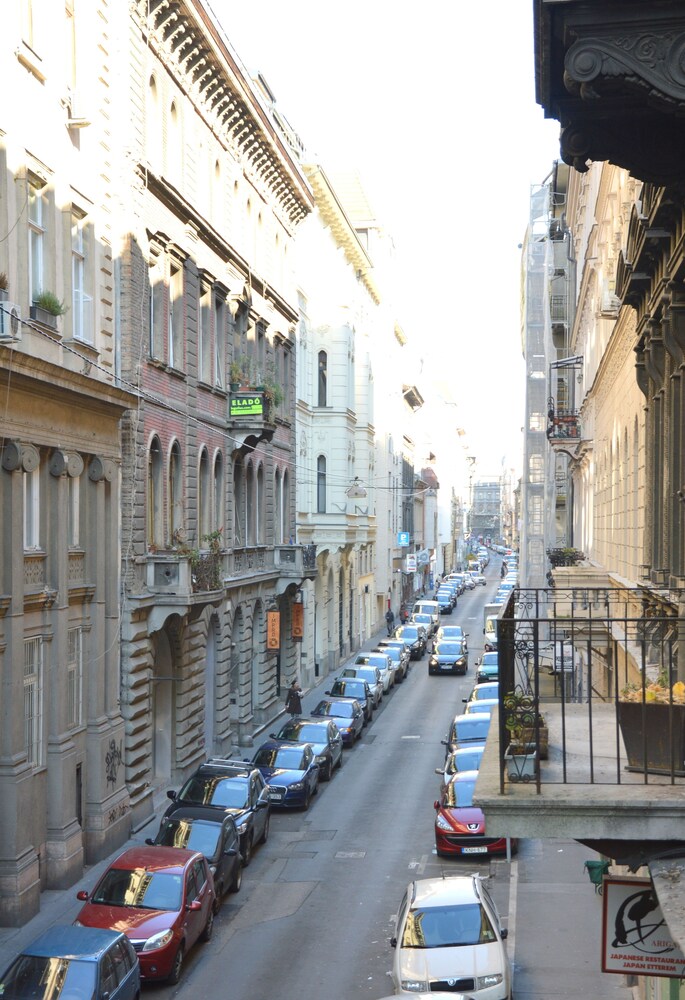 Ausblick vom Zimmer (Design-Apartment, 2 Schlafzimmer (1065 Budapest,Bajcsy-Zsilinszky köz 1))