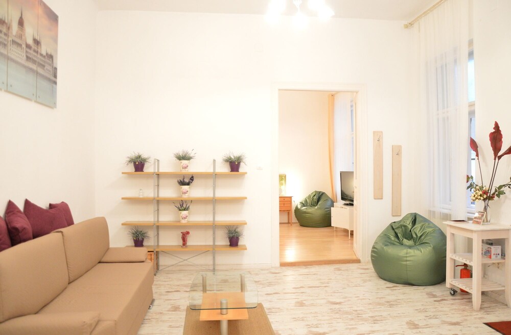 Wohnbereich (Design-Apartment, 2 Schlafzimmer (1066 Budapest, Dessewffy utca 5.))