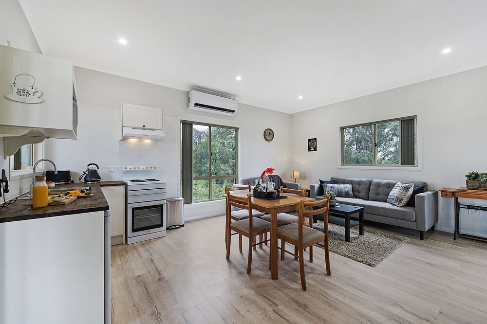 Comfort Cottage, 1 Queen Bed, Balcony, Mountain View - Living Room