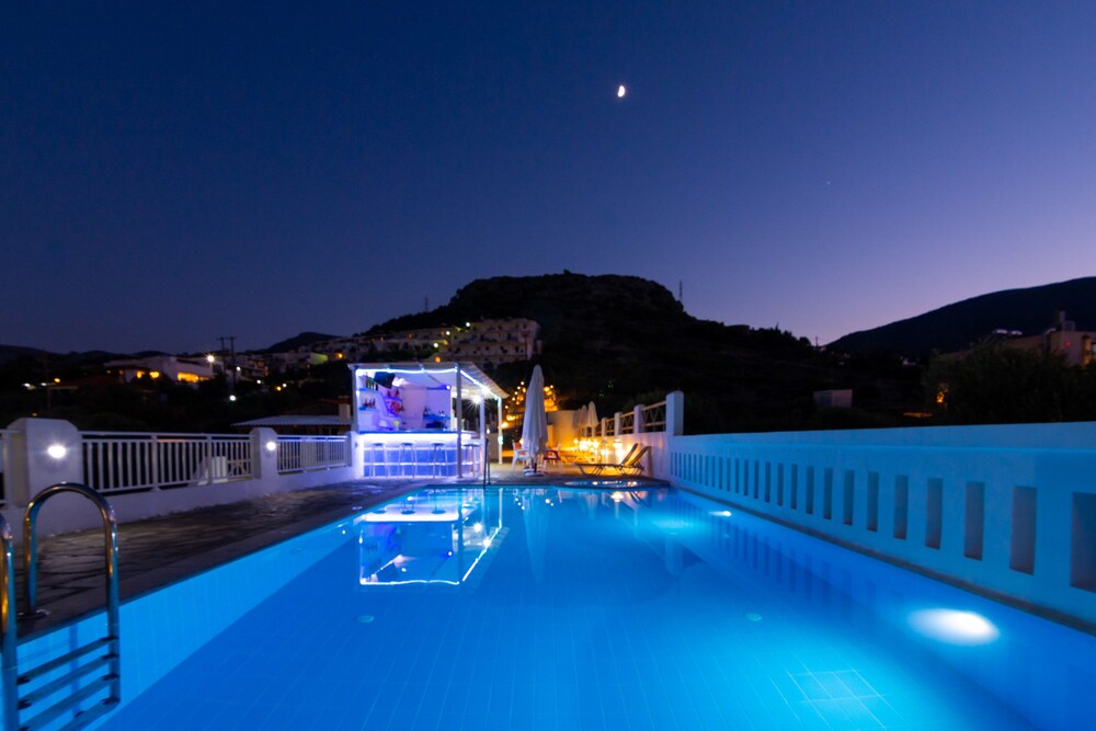 Bar en milieu de piscine