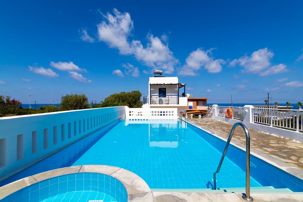 Bar en milieu de piscine