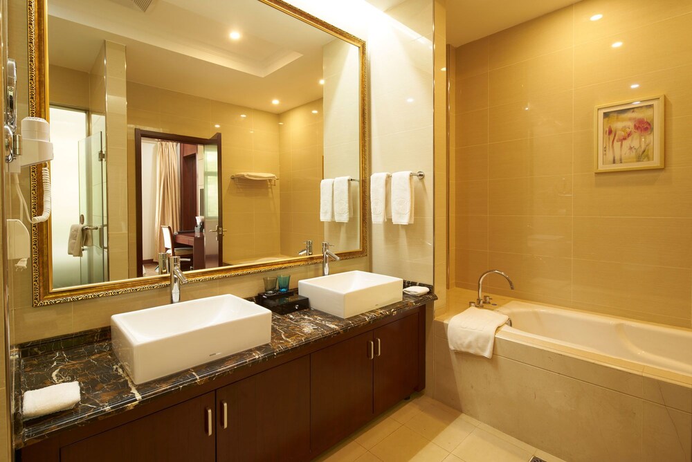 Deep Soaking Bathtub