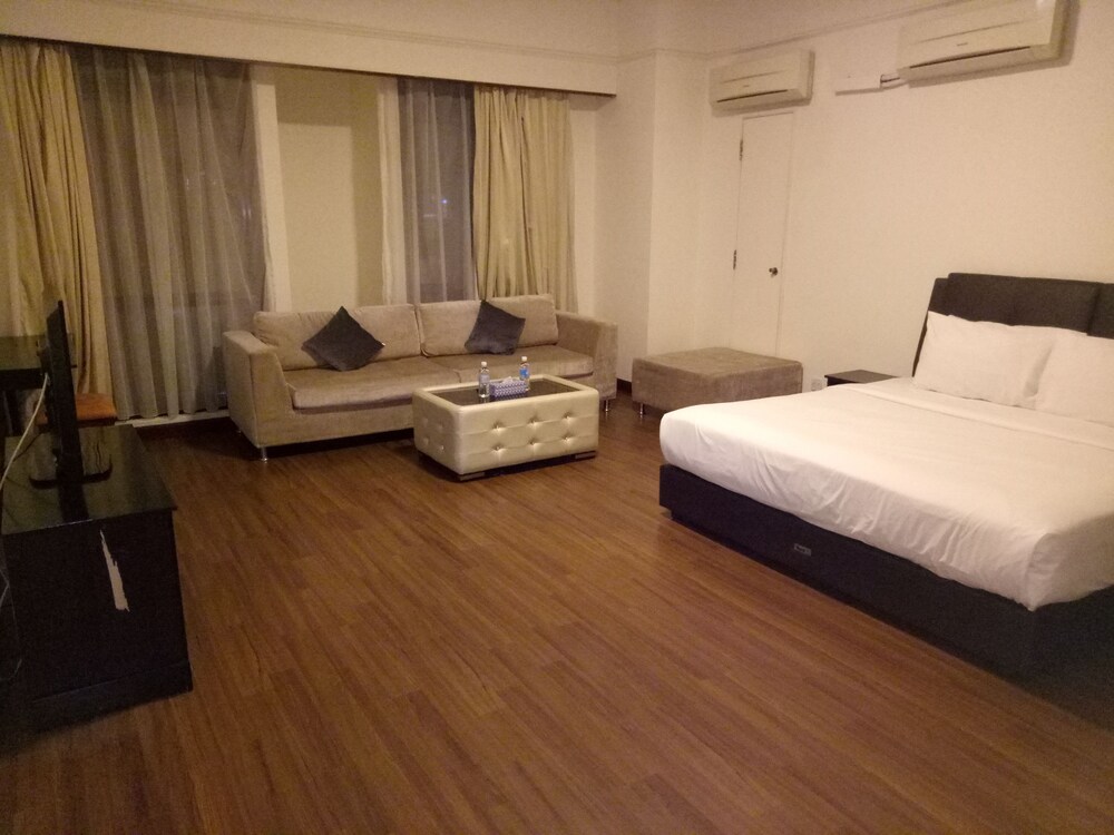 Honeymoon Studio Suite, 1 King Bed, City View - Guestroom