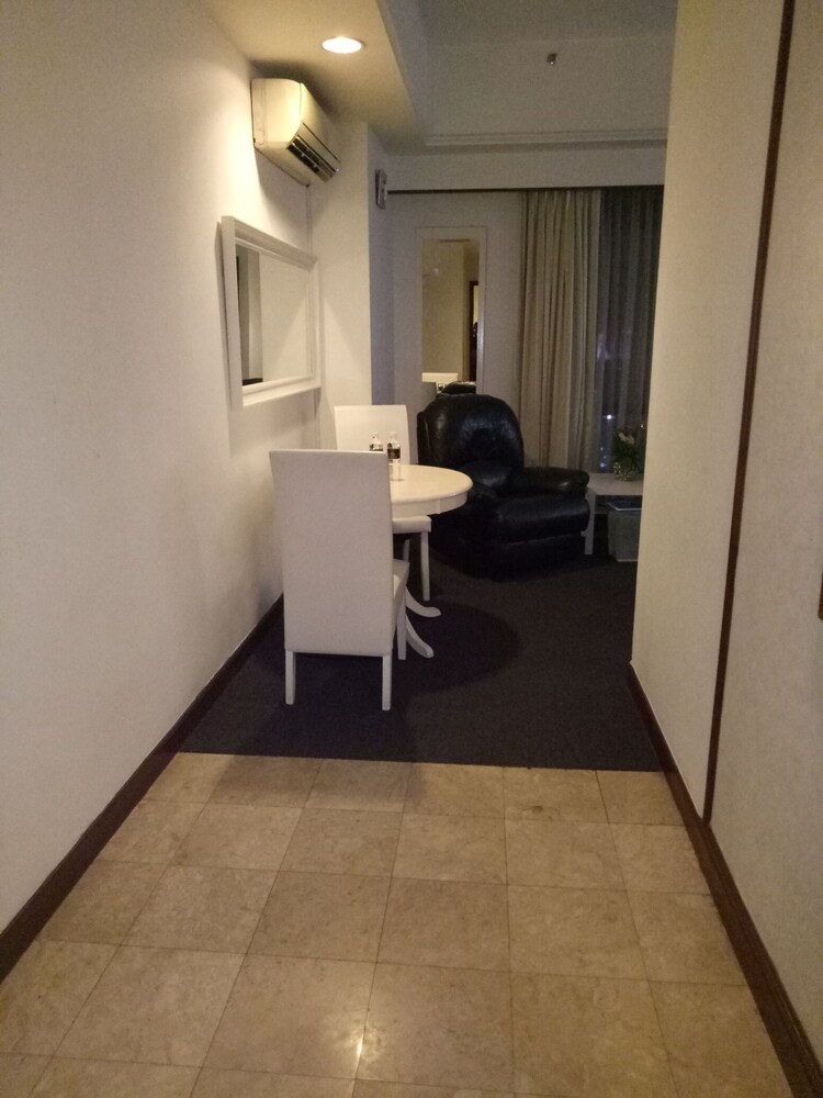 Premier Studio Apartment - Room Service - Dining