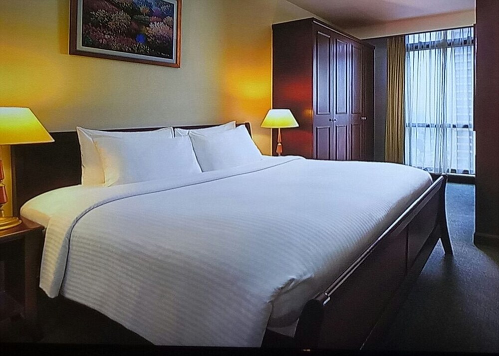 Premier Deluxe Suite - Guestroom