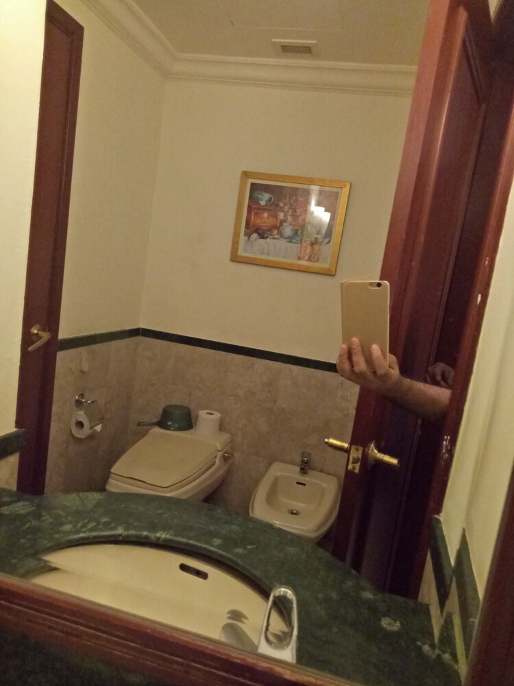 Premier Studio Apartment - Bathroom