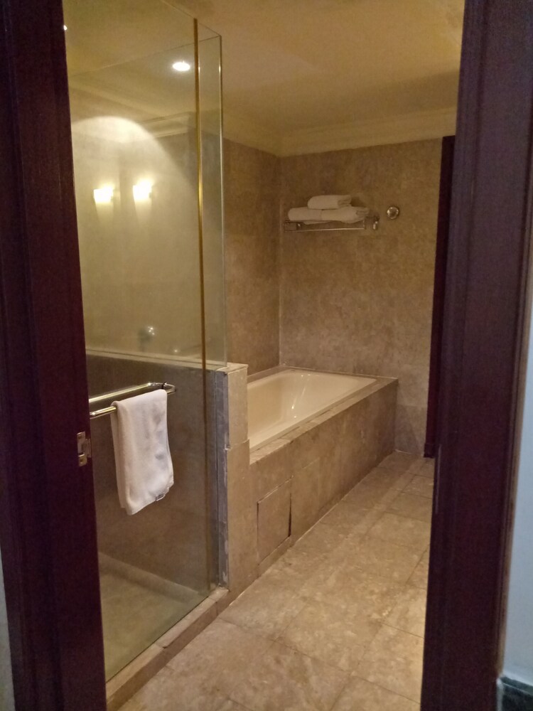 Premier Deluxe Suite - Bathroom