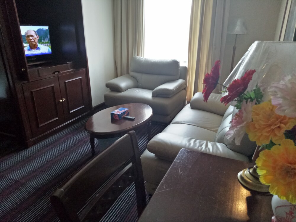 Premier Deluxe Suite - Living Room