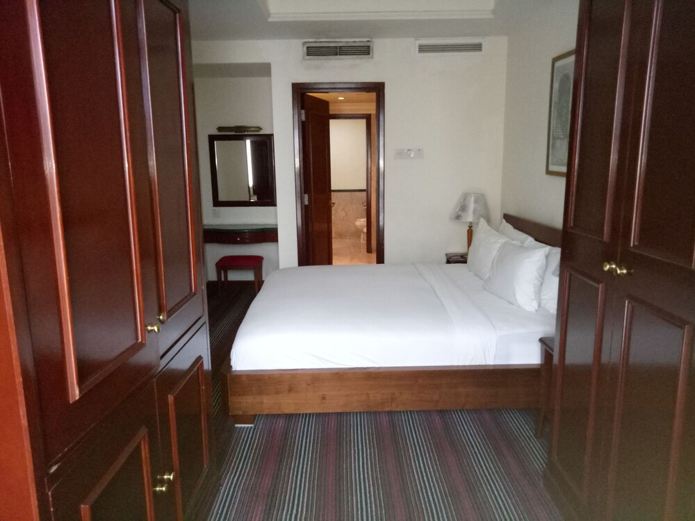Premier Deluxe Suite - Guestroom