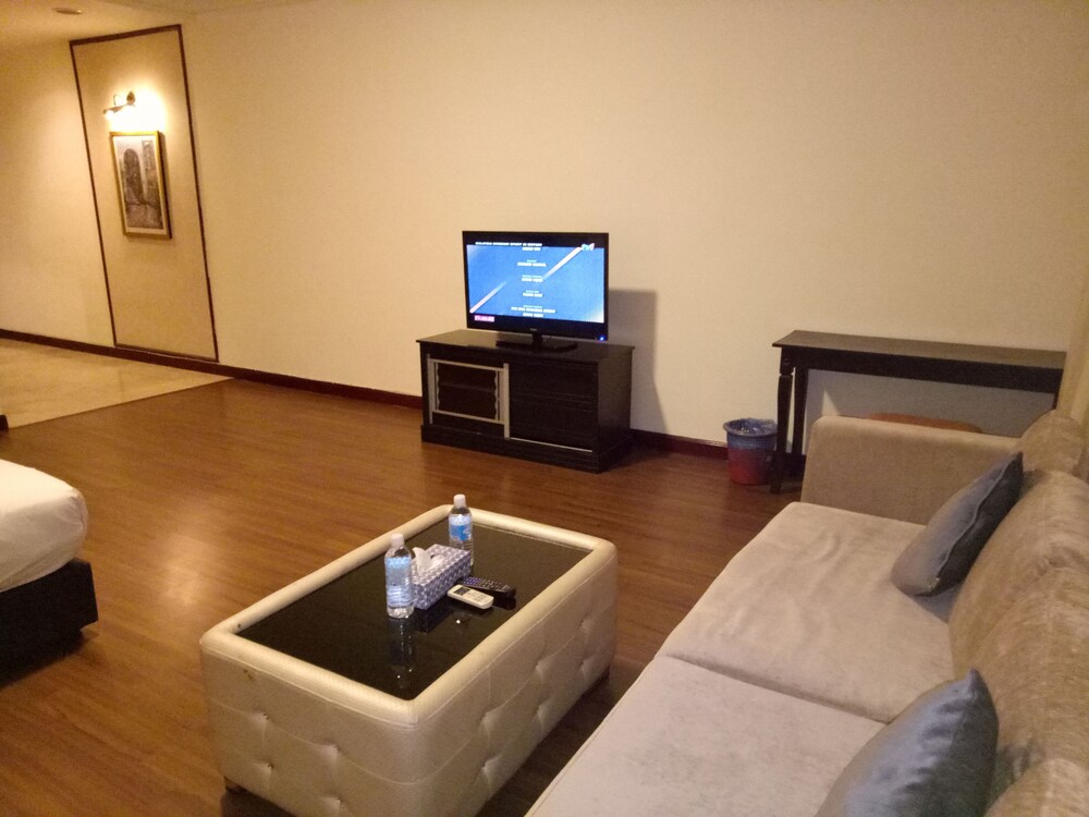 Honeymoon Studio Suite, 1 King Bed, City View - Living Area