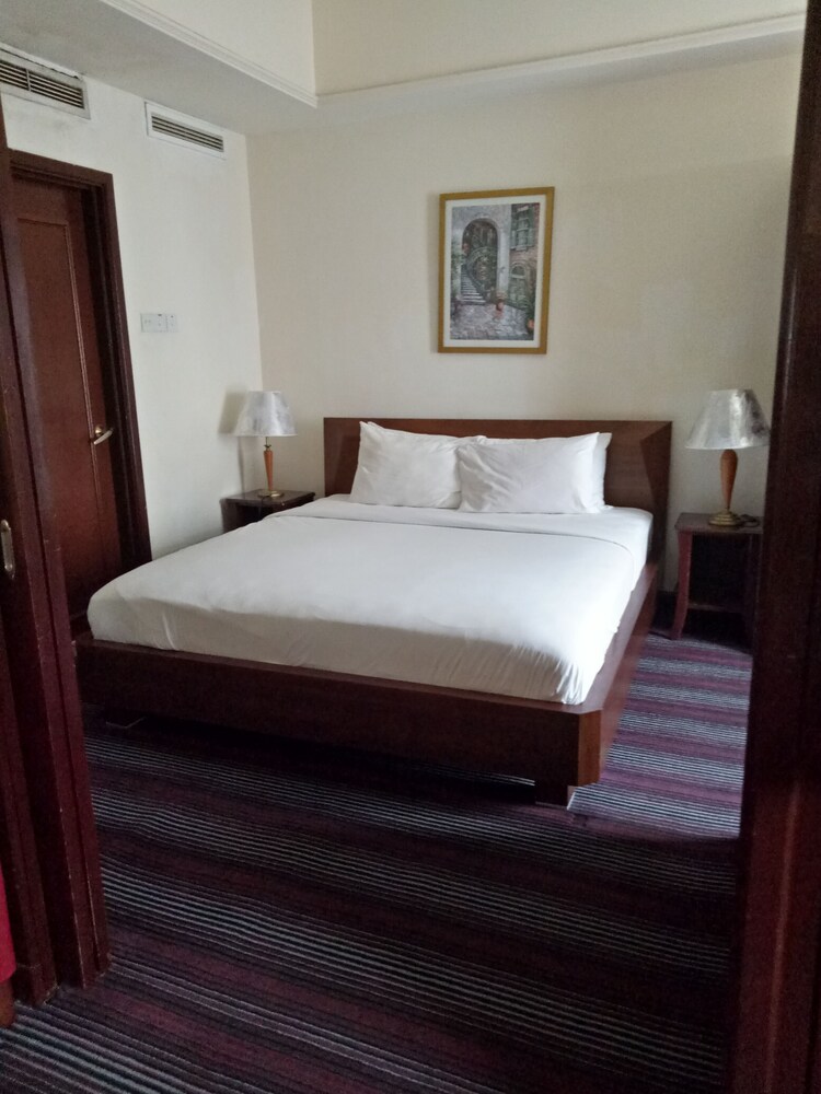 Premier Deluxe Suite - Guestroom