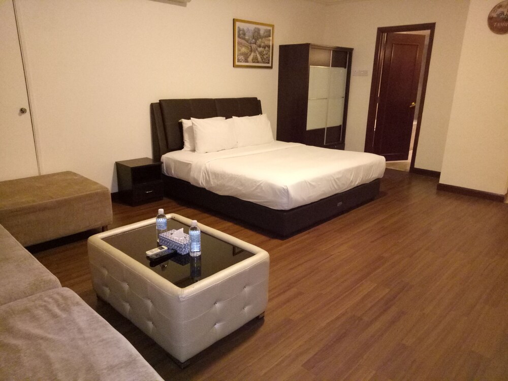Honeymoon Studio Suite, 1 King Bed, City View - Guestroom