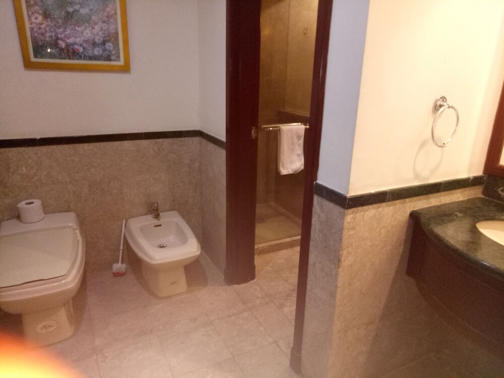 Premier Deluxe Suite - Bathroom