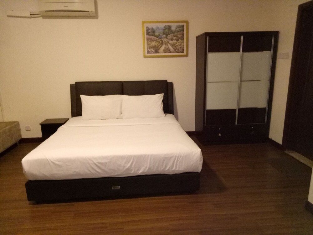 Honeymoon Studio Suite, 1 King Bed, City View - Guestroom
