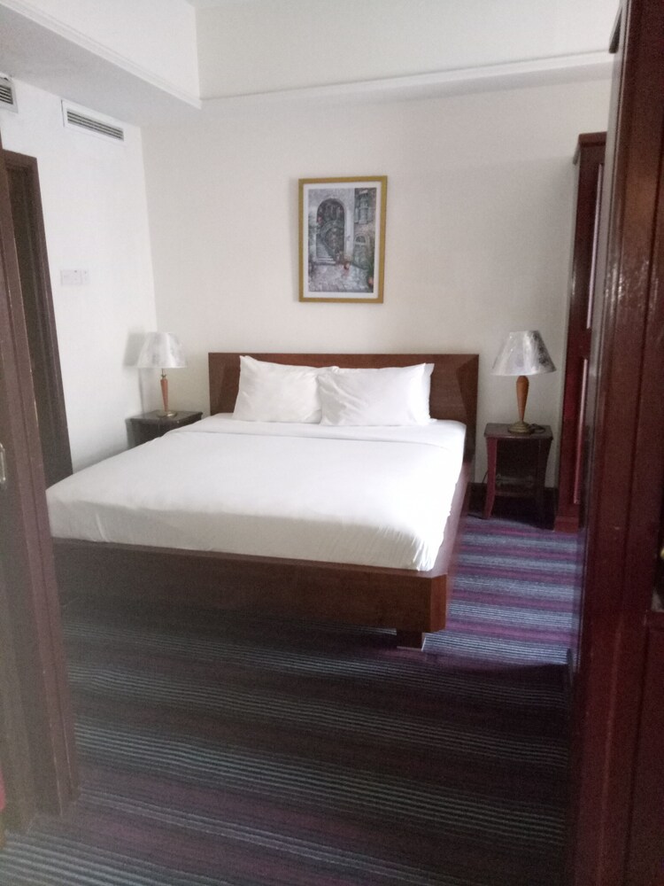 Premier Deluxe Suite - Guestroom