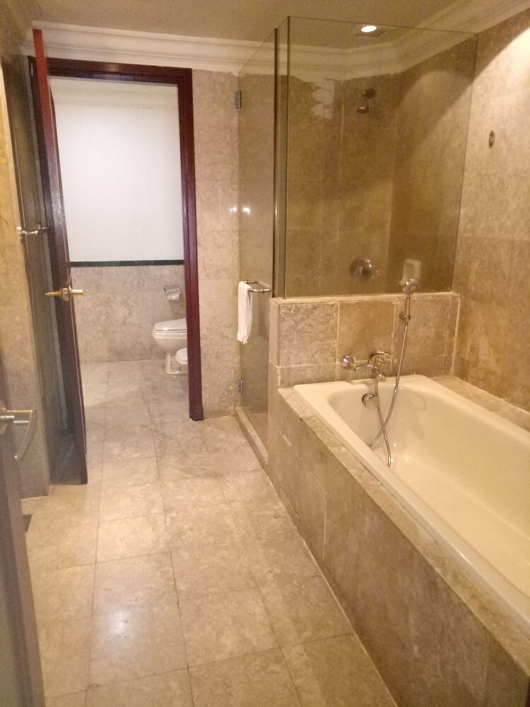 Premier Deluxe Suite - Bathroom