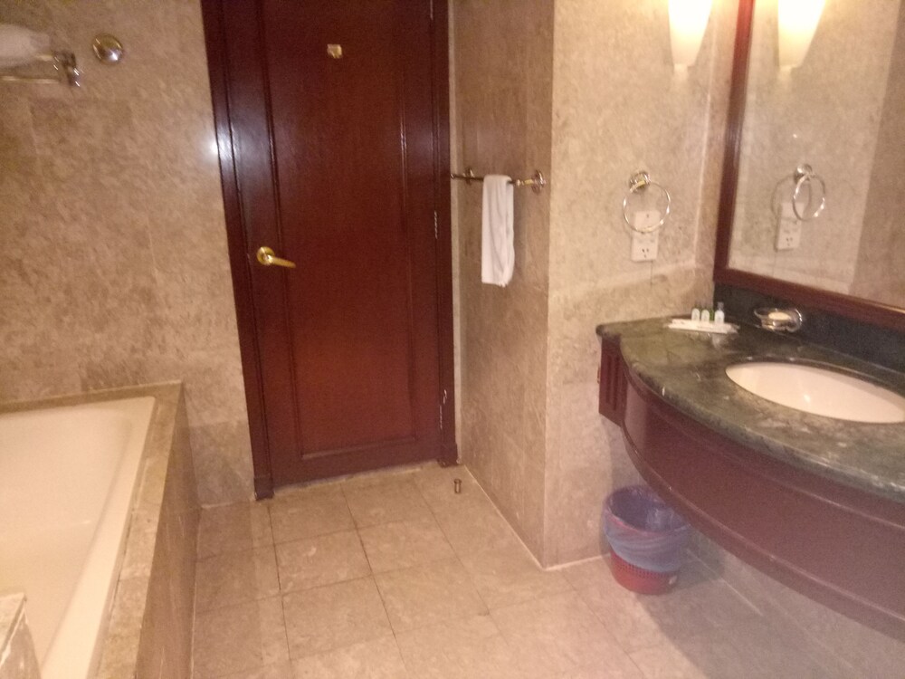 Premier Deluxe Suite - Bathroom