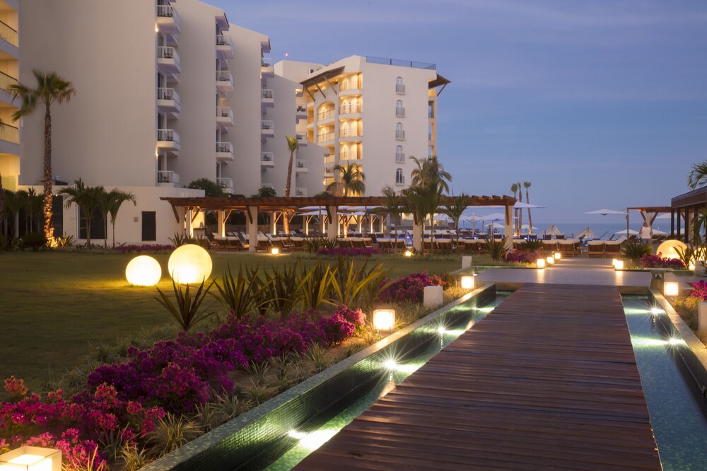 Fachada del hotel de noche
