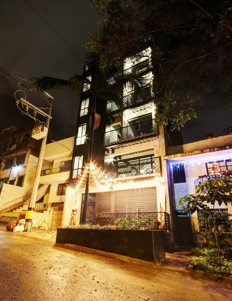 Fachada del hotel de noche