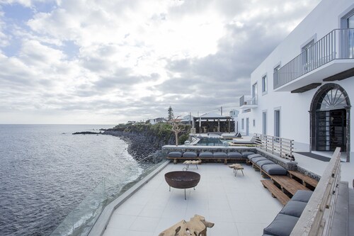 White Exclusive Suite & Villas