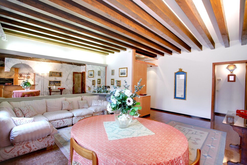 Apartment, 2 Bedrooms (ADDRESS: Calle Larga XXII Marzo) - Living Area