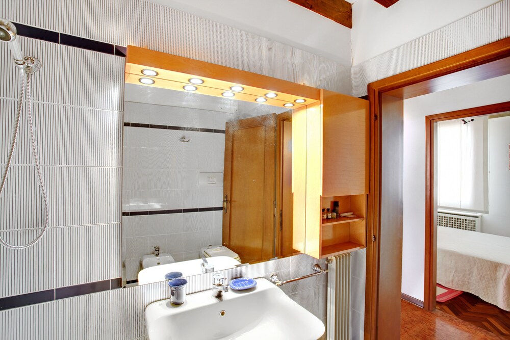 Apartment, 2 Bedrooms (ADDRESS: Calle Larga XXII Marzo) - Bathroom