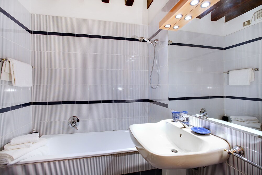 Apartment, 2 Bedrooms (ADDRESS: Calle Larga XXII Marzo) - Bathroom