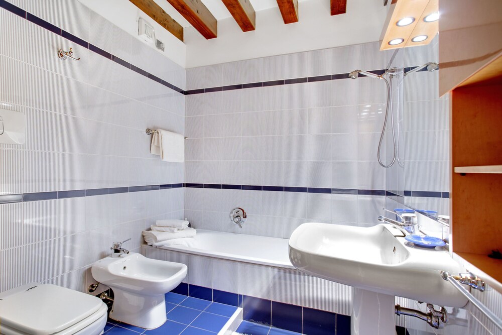 Apartment, 2 Bedrooms (ADDRESS: Calle Larga XXII Marzo) - Bathroom