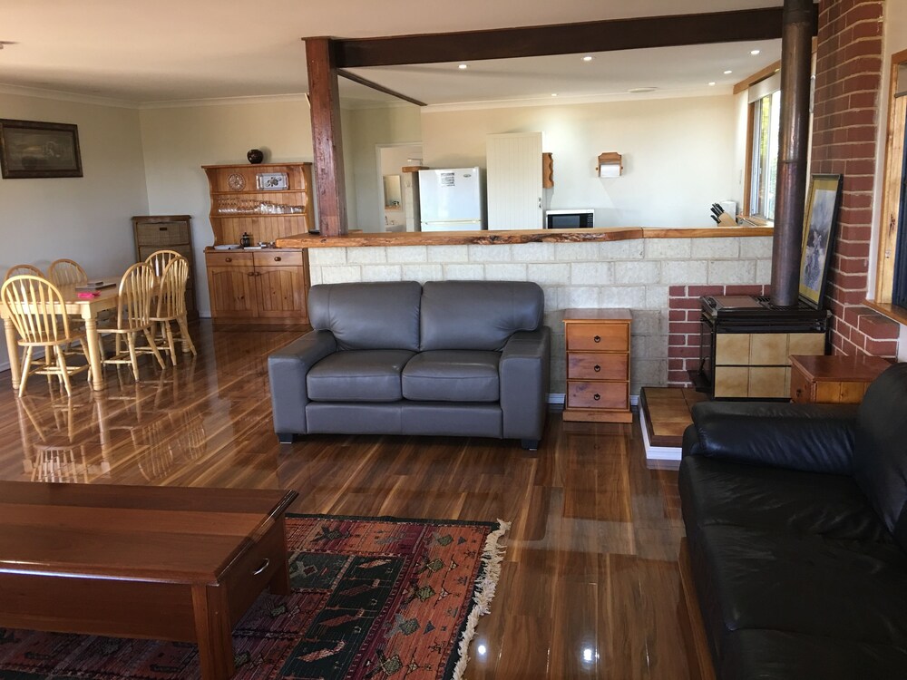 Cottage (Vine) - Living Area
