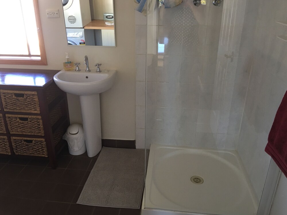 Cottage (Vine) - Bathroom