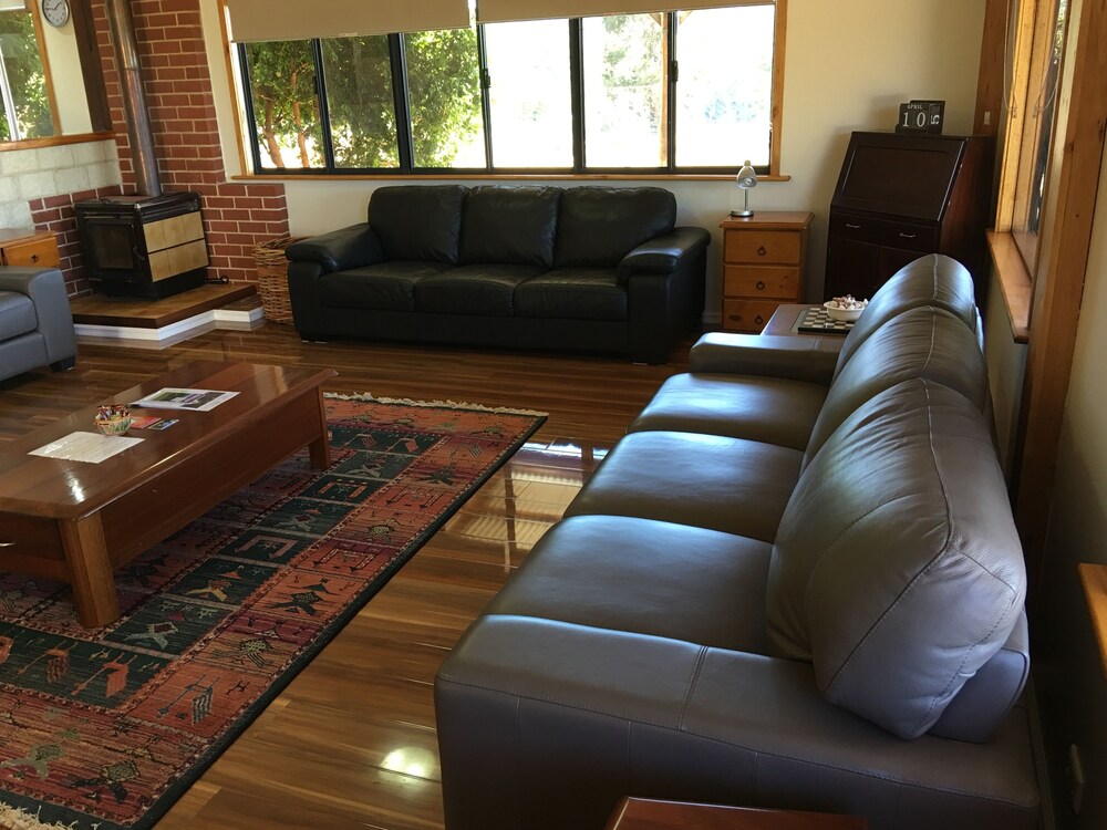 Cottage (Vine) - Living Room