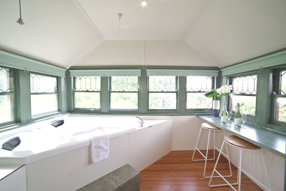 Two Bedroom Apartment - Jetted Tub
