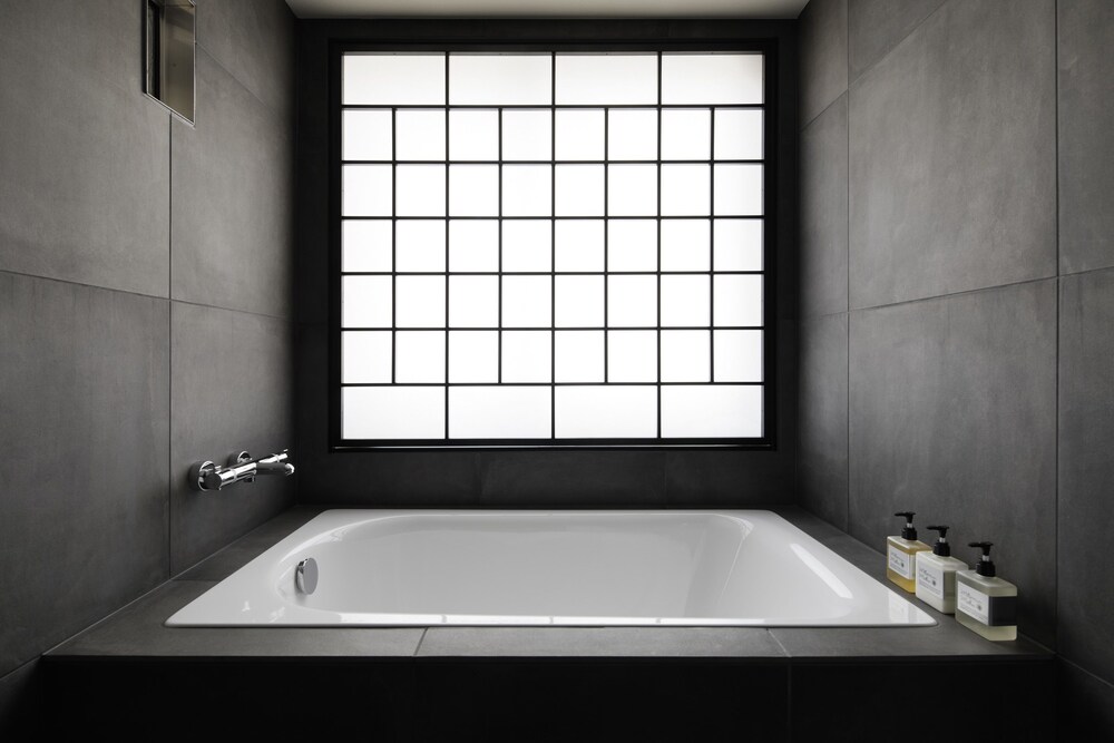 Deep Soaking Bathtub