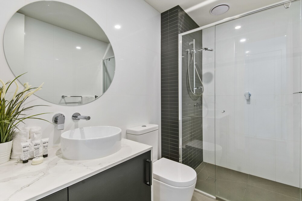 Deluxe Two Bedroom Apartments - Bathroom