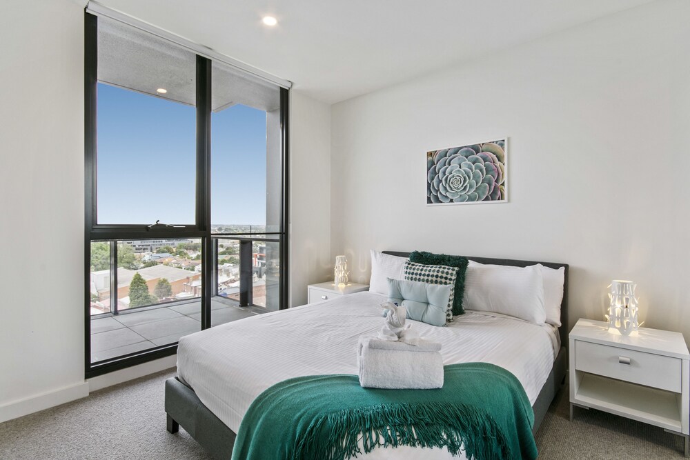 Deluxe Two Bedroom Apartments - Guestroom