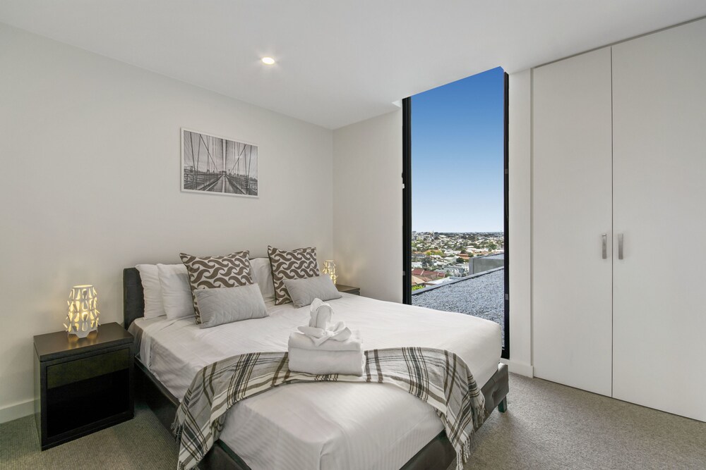 Executive Two Bedroom Two Bathroom Apartment - Guestroom