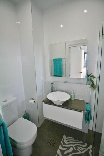 806 - 2 Bedroom Apartment with Hinterland View - Bathroom