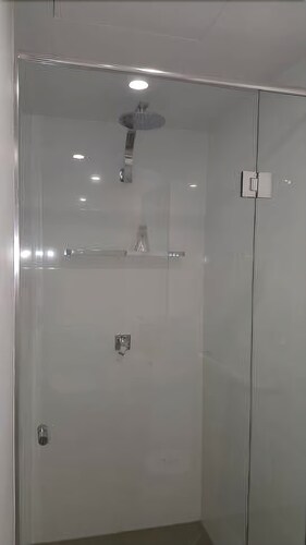 303 - Studio Apartment - Bathroom Shower