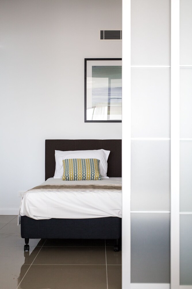 805 - 2 Bedroom Apartment with Ocean View - Guestroom