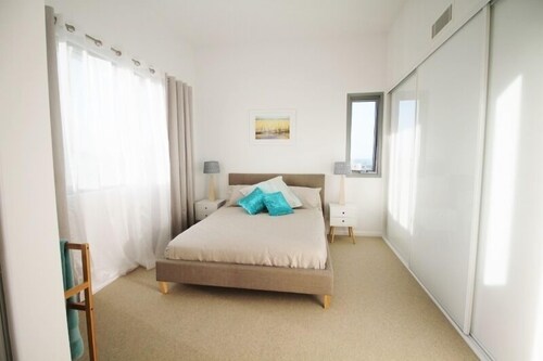 806 - 2 Bedroom Apartment with Hinterland View - Guestroom