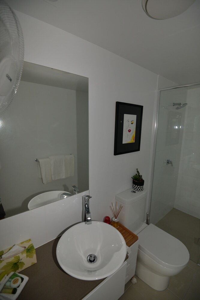 402 - 1 Bedroom Apartment - Bathroom